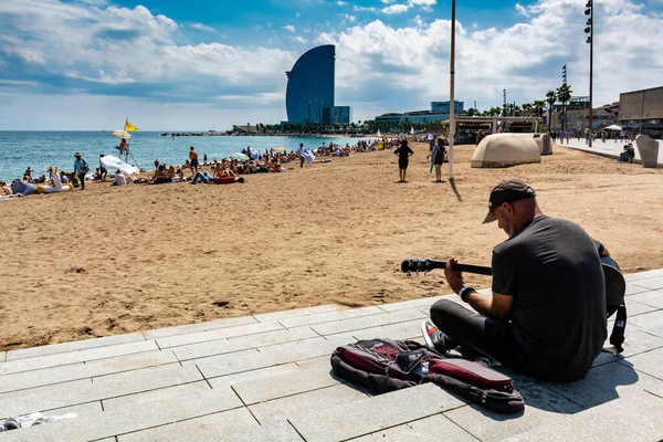 Barcelona Espanja Aug 2018 Kitaristi Soittaa Kitaraa Kuuluisalla Barceloneta Rannalla — kuvapankkivalokuva