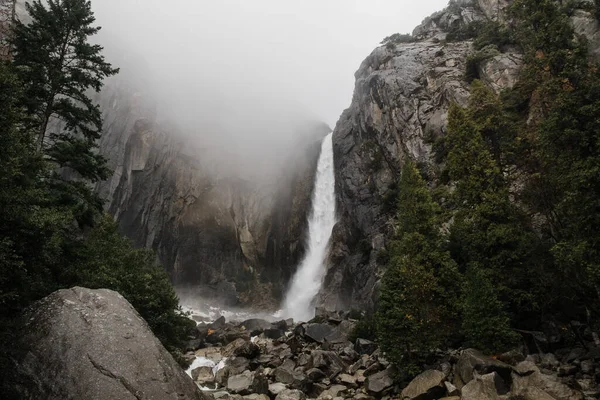 Gyönyörű Kilátás Nyílik Egy Vízesésre Yosemite Nemzeti Parkban — Stock Fotó