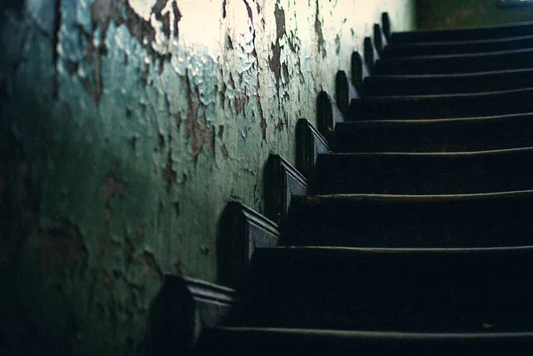 Una Toma Ángulo Bajo Escalera Viejo Edificio Abandonado — Foto de Stock