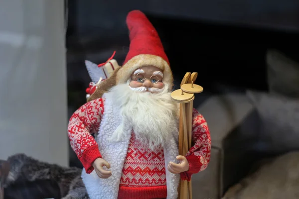 Gros Plan Une Petite Figure Père Noël Tenant Des Skis — Photo