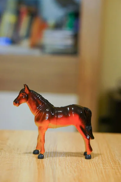 Вертикальний Знімок Пластикового Іграшкового Коня Розмитому Фоні — стокове фото