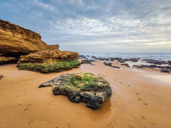 Zelená Skalní Formace Pláži Carcavelos Portugalsko — Stock fotografie