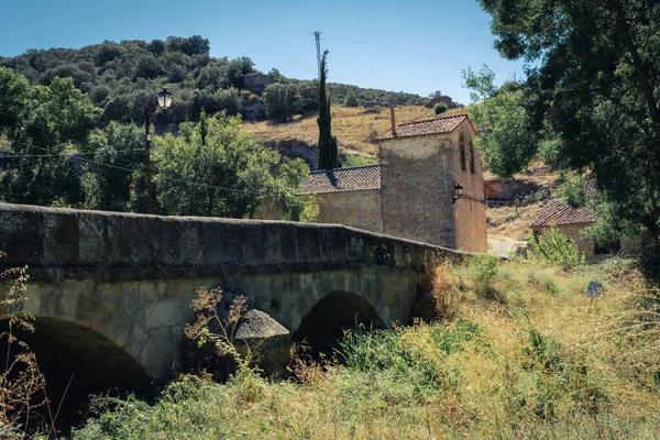 Die Alte Steinbrücke Die Den Gebäuden Auf Dem Land Führt — Stockfoto