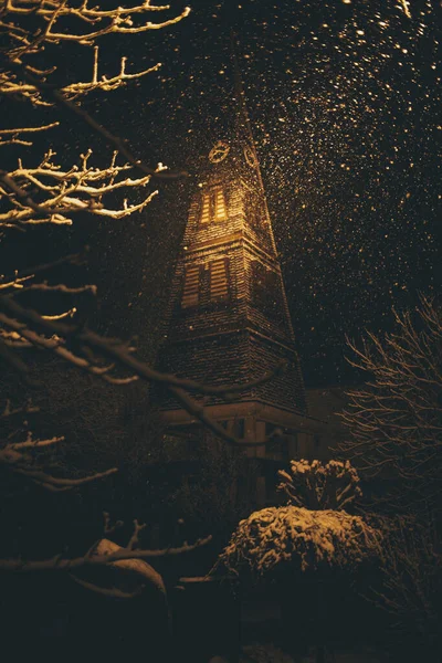 Függőleges Felvétel Egy Katolikus Templomról Téli Hóesésben Alkonyatkor — Stock Fotó