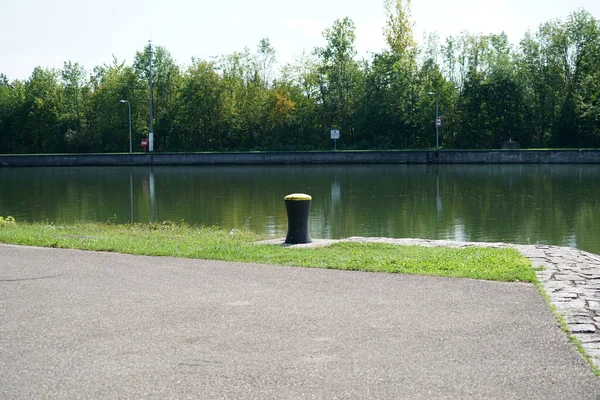 Lago Cercado Por Verdes Sob Céu Azul — Fotografia de Stock