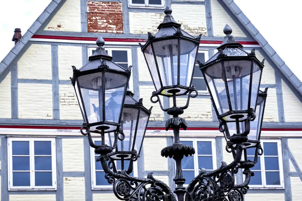 Plan Rapproché Lampadaire Avec Vieux Bâtiment Derrière — Photo