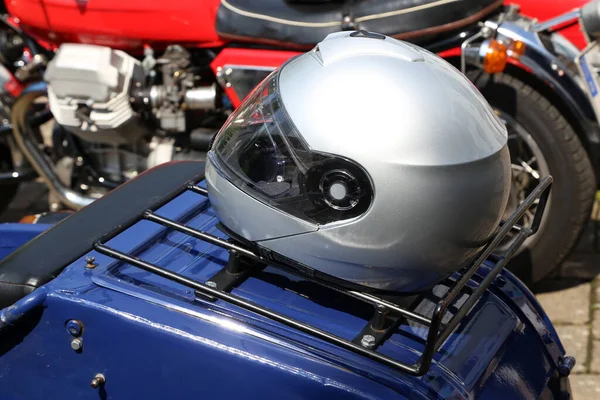 Primer Plano Casco Gris Cerca Una Motocicleta — Foto de Stock