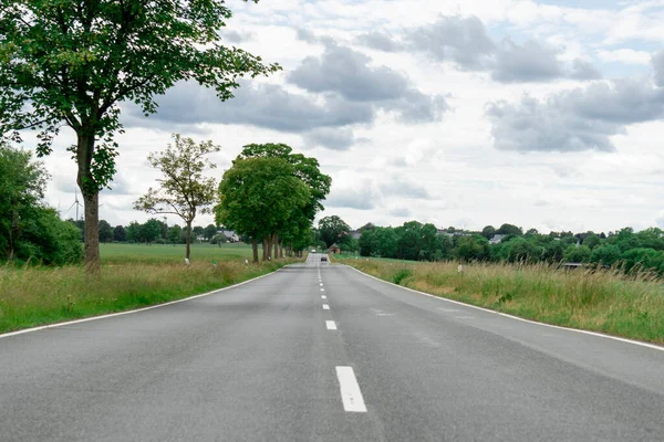 Una Hermosa Carretera Vacía Rodeada Una Naturaleza Verde —  Fotos de Stock