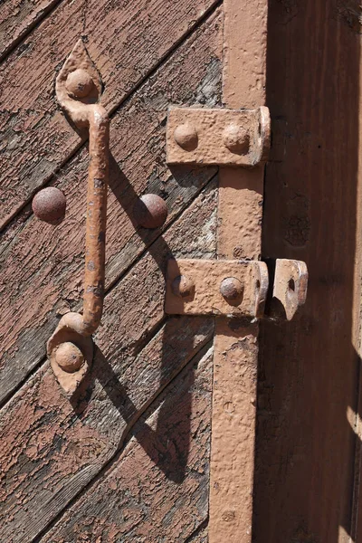 Sebuah Gambar Closeup Dari Kunci Pintu Cokelat Tua Pada Gerbang — Stok Foto