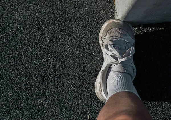 Colpo Aereo Una Scarpa Gomma Bianca Premuta Contro Palo Calcestruzzo — Foto Stock