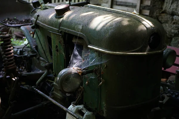 Zbliżenie Starego Ciągnika Pajęczą Siecią Opuszczonym Budynku — Zdjęcie stockowe