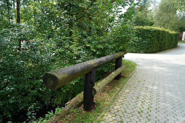 Primo Piano Ringhiere Legno Accanto Ruscello Parco — Foto Stock