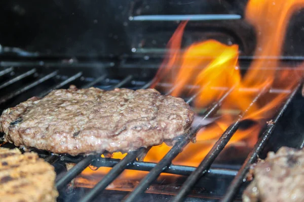 Hamburger Manzo Alla Griglia Barbecue Con Fiamme Arancioni Barbecue Picnic — Foto Stock