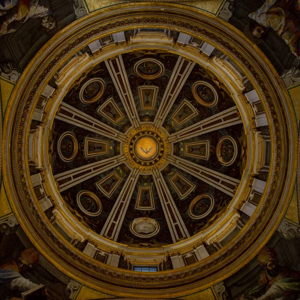 Low Angle Shot Beautiful Ceiling Saint Peter Basilica Vatican — Stock Photo, Image