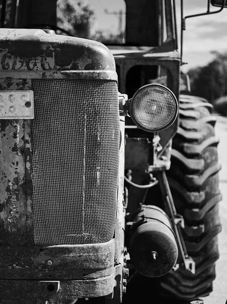 Eine Vertikale Graustufenaufnahme Der Front Eines Alten Landwirtschaftlichen Traktors — Stockfoto