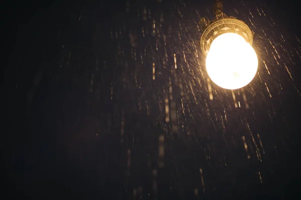 Yağmurlu Bir Gecede Parlak Bir Lambanın Alçak Açılı Çekimi — Stok fotoğraf