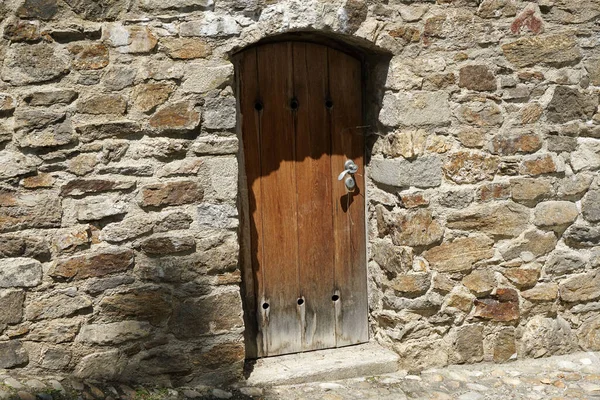 Деревянная Дверь Каменном Здании Падающим Солнечным Светом — стоковое фото