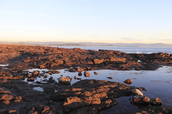 Sebuah Gambar Yang Indah Dari Pantai Berbatu Dengan Laut Saat — Stok Foto