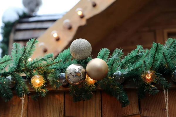 Eine Nahaufnahme Von Holzdächern Von Gebäuden Die Mit Weihnachtsschmuck Dekoriert — Stockfoto