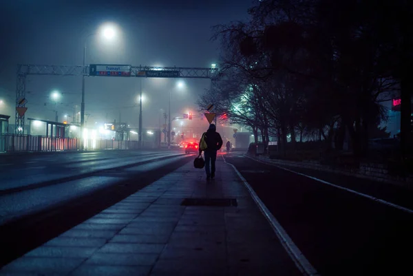 Una Silhouette Una Persona Che Cammina Strada Notte — Foto Stock