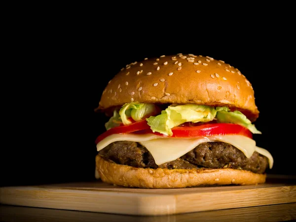 Zbliżenie Hamburgera Serwowane Drewnianej Powierzchni — Zdjęcie stockowe