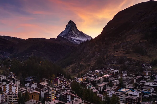 Een Prachtige Opname Van Matterhorn Berg Van Alpen Bij Zonsondergang — Stockfoto
