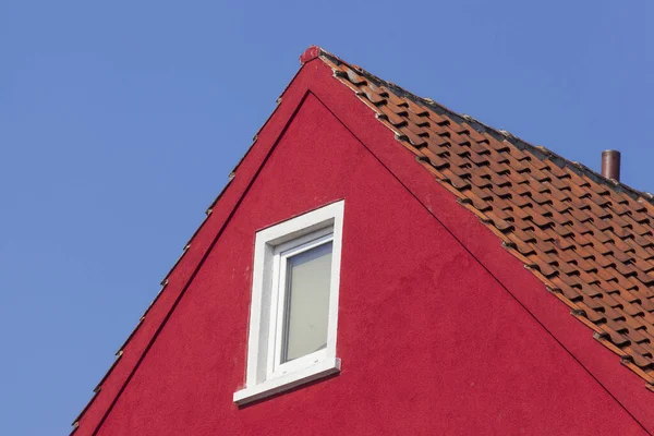 Edificio Rosso Con Tetto Piastrelle Argilla Sotto Cielo Blu — Foto Stock