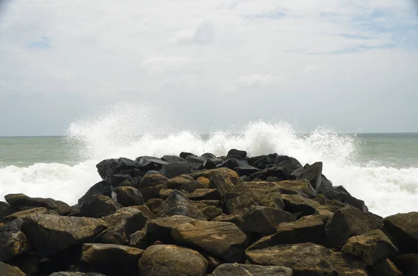 Die Meereswellen Die Auf Die Felsen Schlagen Großartig Für Tapeten — Stockfoto