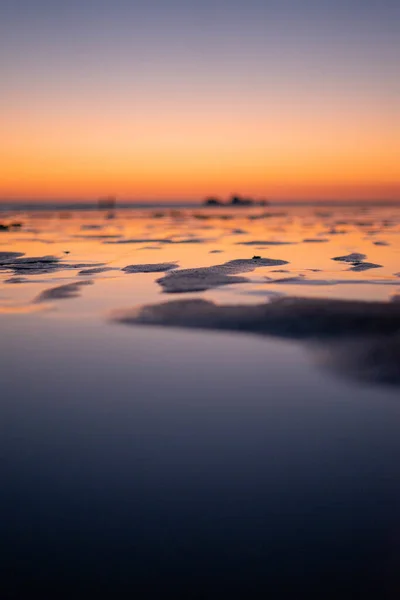 Een Verticaal Shot Van Een Strand Tijdens Zonsondergang — Stockfoto