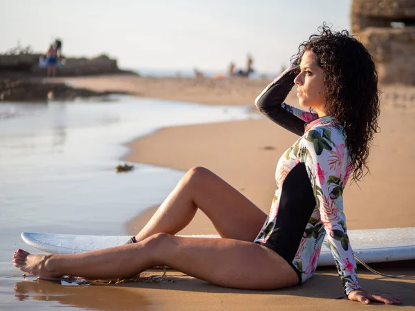 Een Jonge Europese Krullende Vrouw Poseert Met Een Surfbureau Aan — Stockfoto