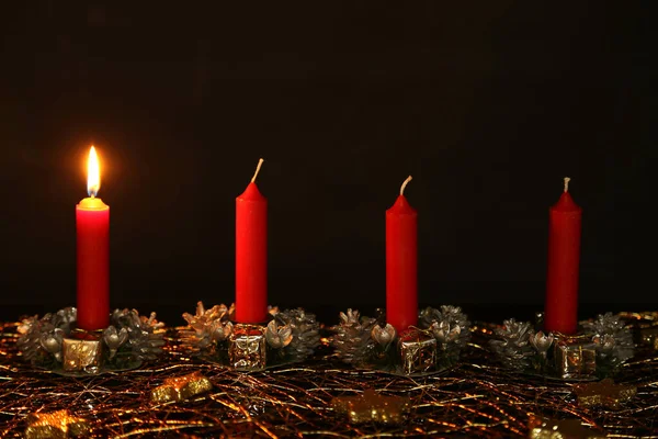 Крупним Планом Червоні Свічки Пригод Столі Прикрасами Темному Фоні — стокове фото