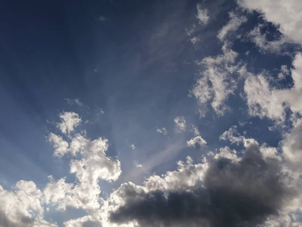 Angle Bas Ciel Bleu Vif Avec Des Nuages — Photo