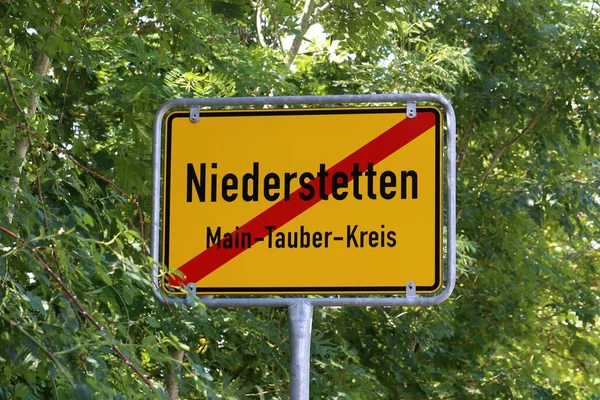 Желтый Дорожный Знак Названиями Местных Городов Дороге Нидерштеттена Германии — стоковое фото