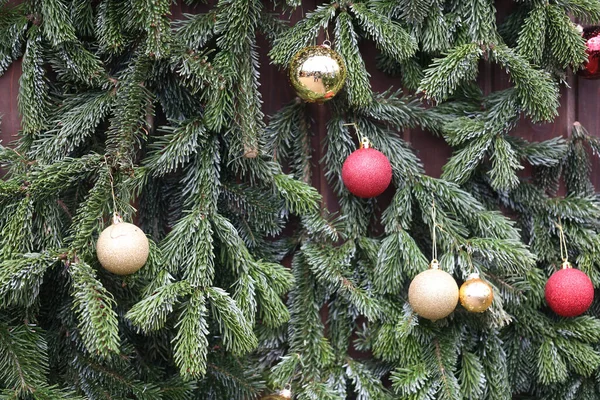 Een Close Shot Van Mooie Heldere Ballen Hangen Aan Kerstboom — Stockfoto