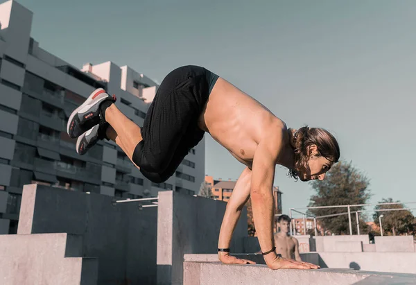 Atletický Běloch Dělá Parkour Budovách — Stock fotografie