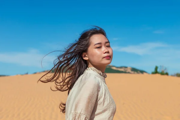 Egy Vonzó Fiatal Ázsiai Gyönyörű Hosszú Hajjal Aki Sivatagban Sétál — Stock Fotó