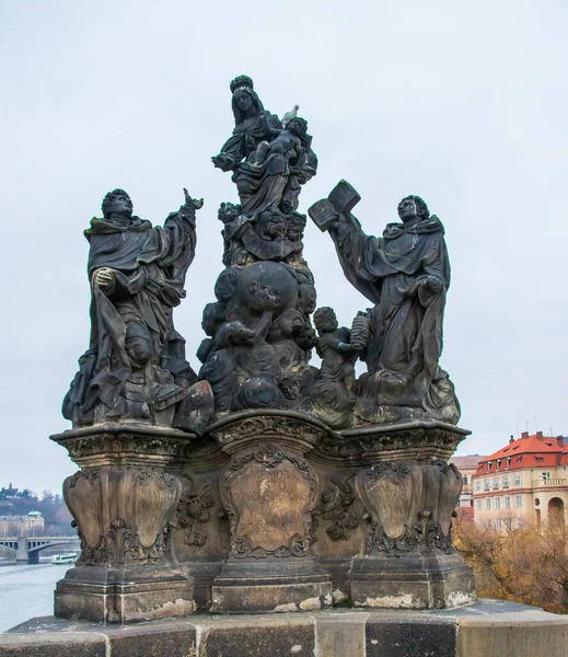 プラハ チェコ共和国 2019年11月23日 プラハのカレル橋 聖トーマス像と聖ドミニク像 — ストック写真