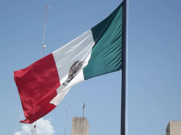 Meksika Bayrağı Rüzgarda Dalgalanıyor — Stok fotoğraf