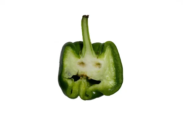 Een Gesneden Groene Paprika Geïsoleerd Een Witte Achtergrond — Stockfoto