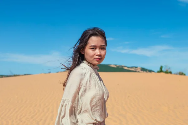 Güzel Uzun Saçlı Çekici Bir Asyalı Kadın Çöl Bölgesinde Yürüyor — Stok fotoğraf