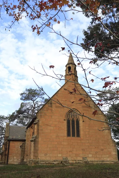 Ένα Κάθετο Πλάνο Ενός Παρεκκλησίου Που Περιβάλλεται Από Φθινοπωρινά Δέντρα — Φωτογραφία Αρχείου