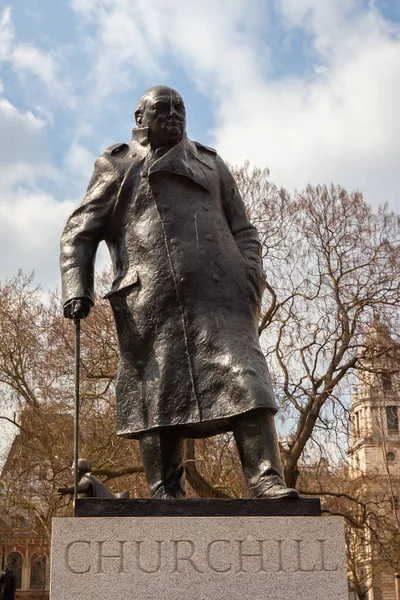 Zdjęcie Pionowe Posągu Sir Winstona Churchilla Parliament Square Garden Londyn — Zdjęcie stockowe