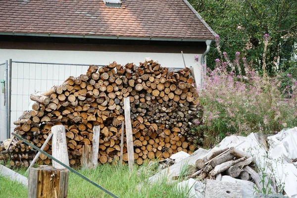 Ein Holzstapel Auf Dem Hof Neben Einem Haus — Stockfoto