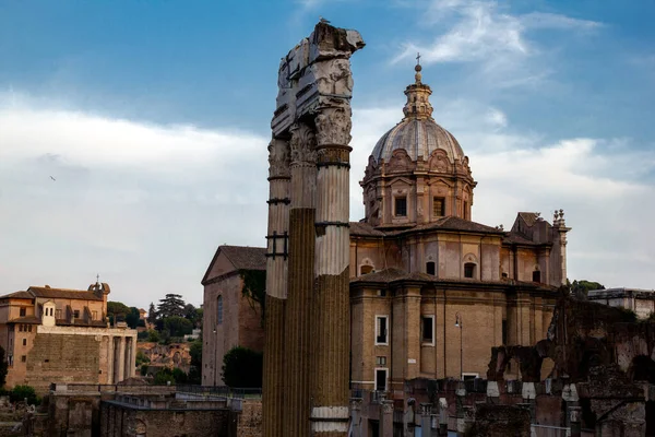 Fórum Romano Cercado Por Edifícios Sob Luz Sol Roma Itália — Fotografia de Stock