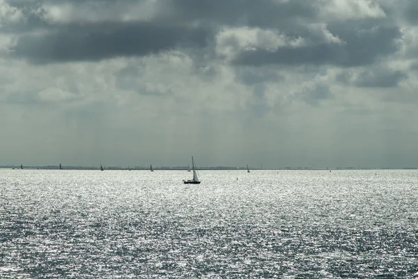 海上の帆船の高角度ショット — ストック写真