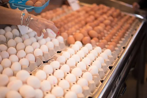 Primer Plano Una Mujer Eligiendo Huevos Las Cajas Cartón Mercado — Foto de Stock
