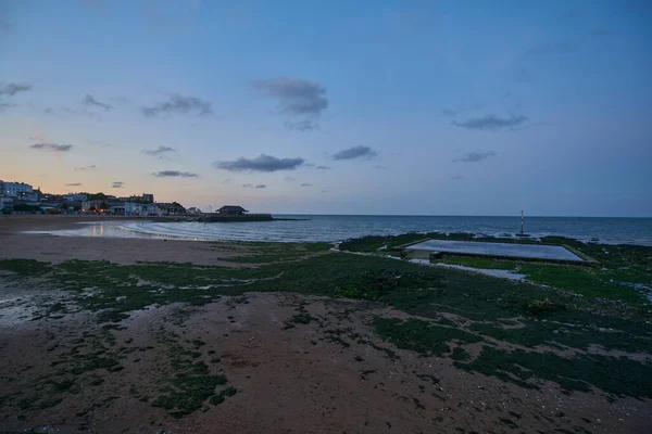 Det Vågiga Havet Glimmar Den Molniga Vackra Himlen — Stockfoto