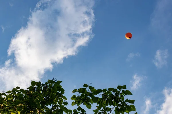 Güneşli Bir Günde Mavi Gökyüzünde Uçan Sıcak Hava Balonunun Alçak — Stok fotoğraf