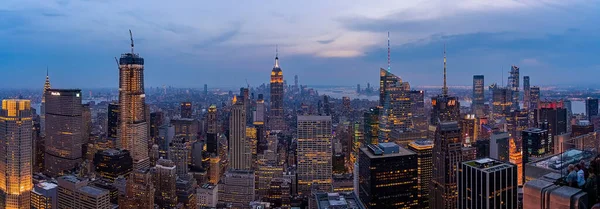 Een Panoramisch Shot Van Wolkenkrabbers Avond New York Usa — Stockfoto