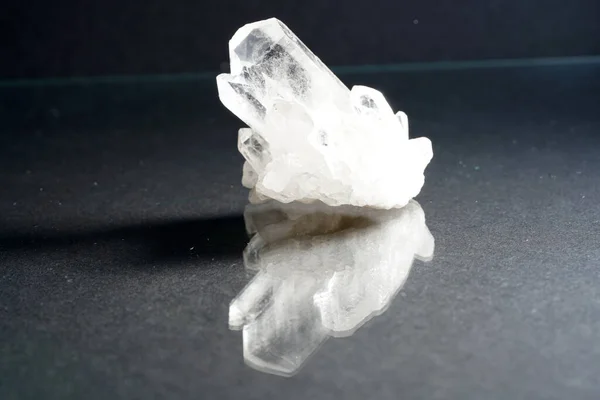 Sebuah Gambar Closeup Kristal Kuark Terisolasi Pada Latar Belakang Gelap — Stok Foto